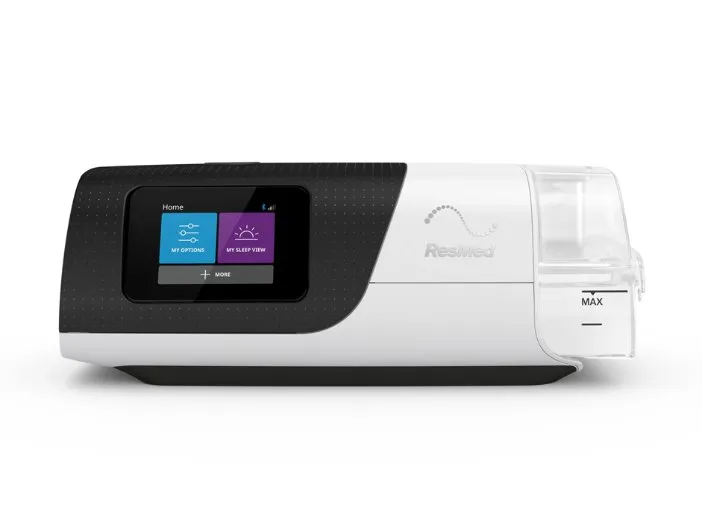 CPAP ResMed AirSense 11 visto de três quartos, com a tela touch na frente e a câmara de água do umidificador acoplada na lateral