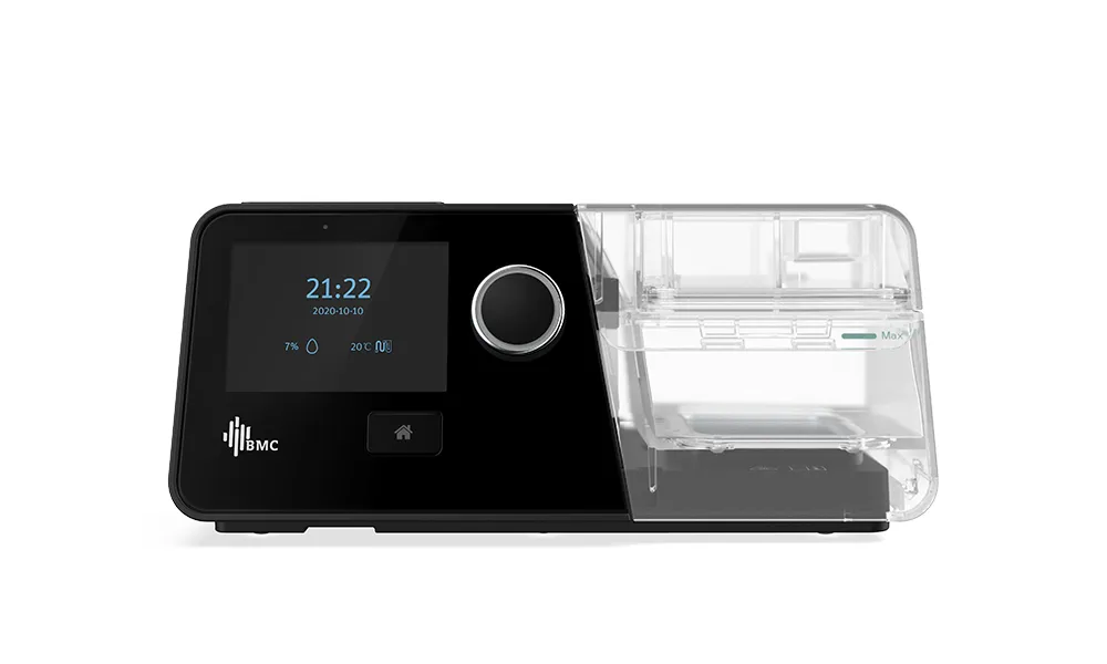 CPAP automático BMC G3 visto de frente, com a tela e o botão giratório do lado esquerdo e a câmara de água transparente do umidificador encaixada à direita