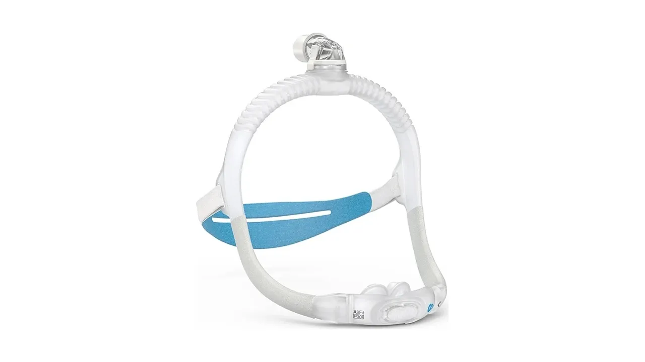 Máscara pillow ResMed AirFit P30i, com as duas almofadas de silicone que entram nas narinas e o headgear com conexão no alto da cabeça